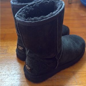 Black classic short  UGGs